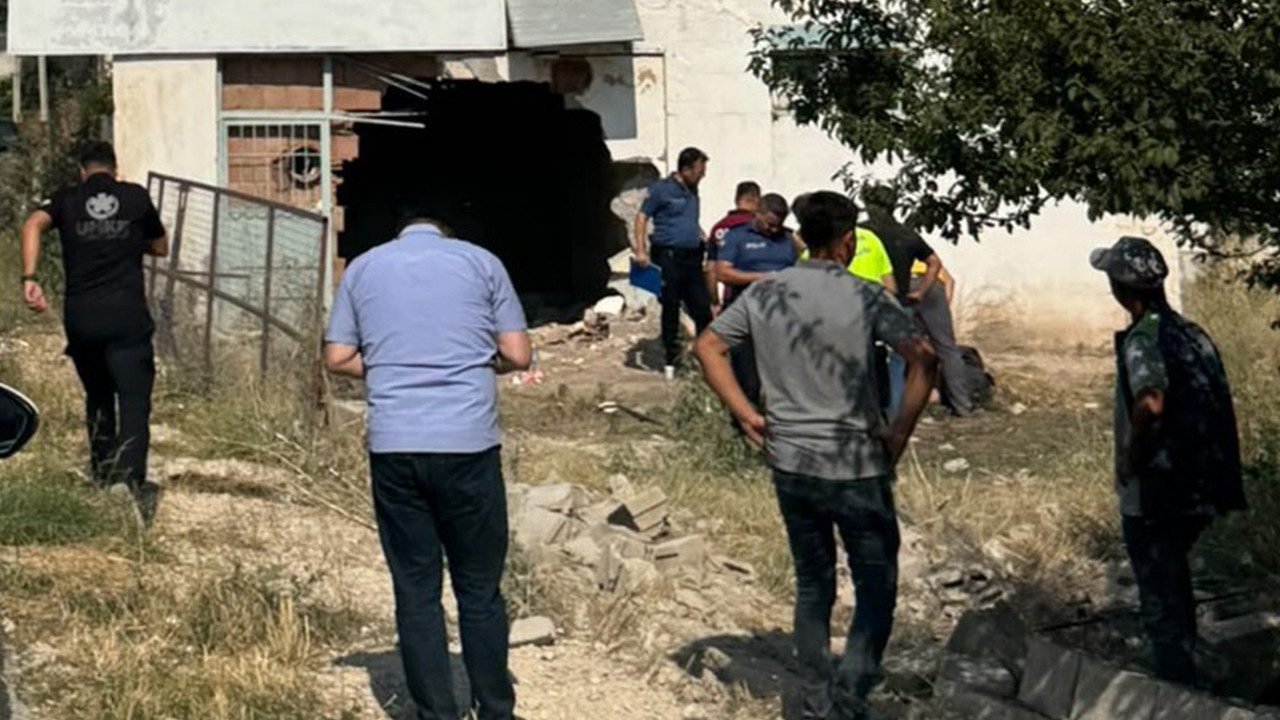 Feci kaza: Otomobil depoya girdi, duvar yıkıldı