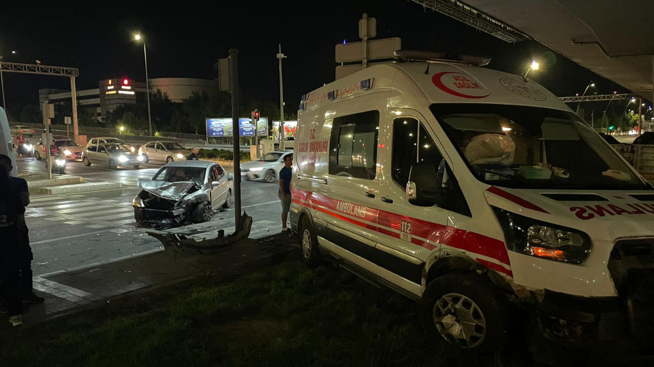 Kayseri'de ambulans ile otomobil çarpıştı; 6 yaralı