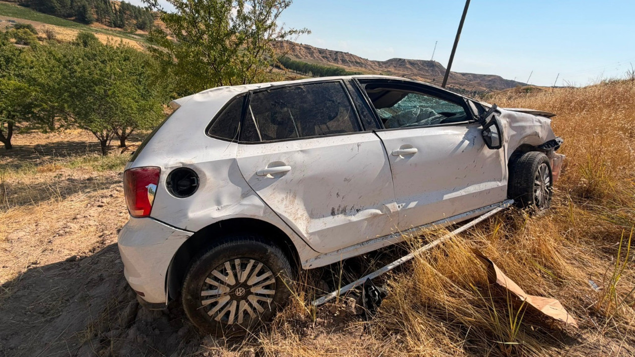 Adıyaman’da kontrolden çıkan otomobil taklalar atarak tarlaya uçtu