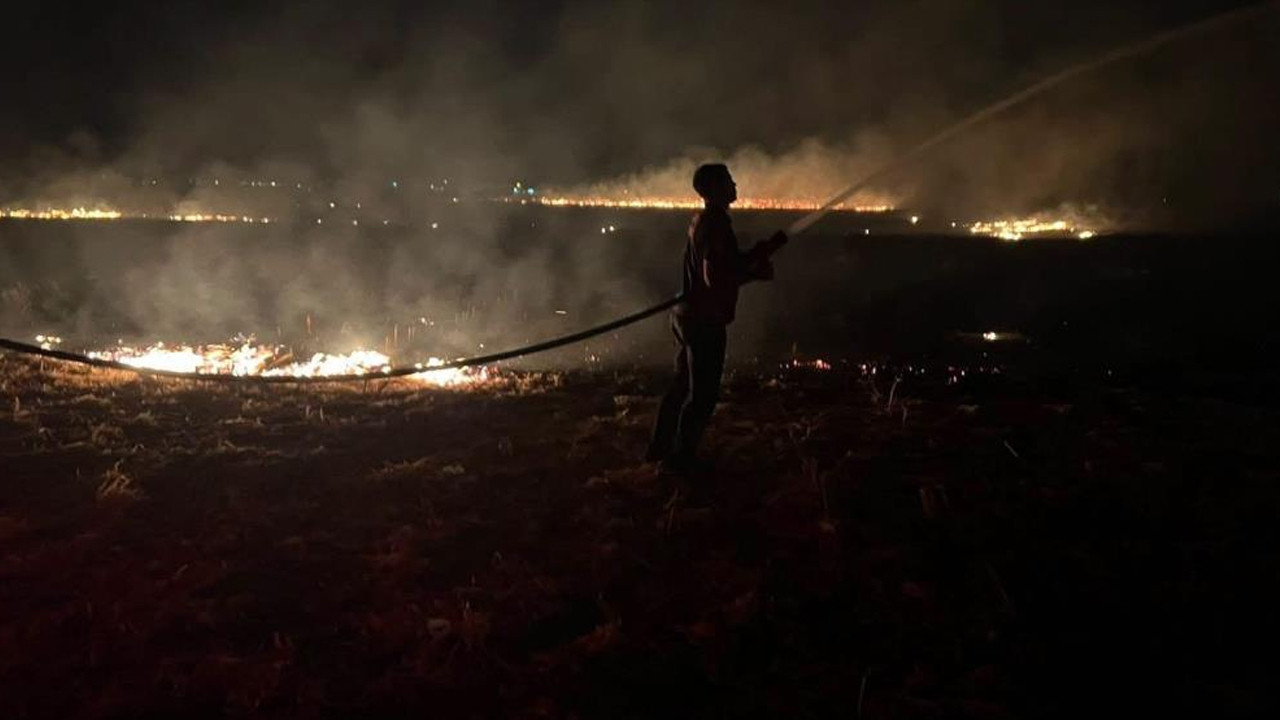 Reyhanlı’da tarladaki anız yangını çevreye yayılmadan söndürüldü