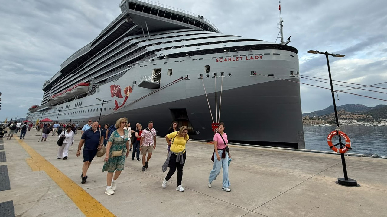 Scarlet Lady kruvaziyeri Bodrum’a 2 bin 560 turist getirdi