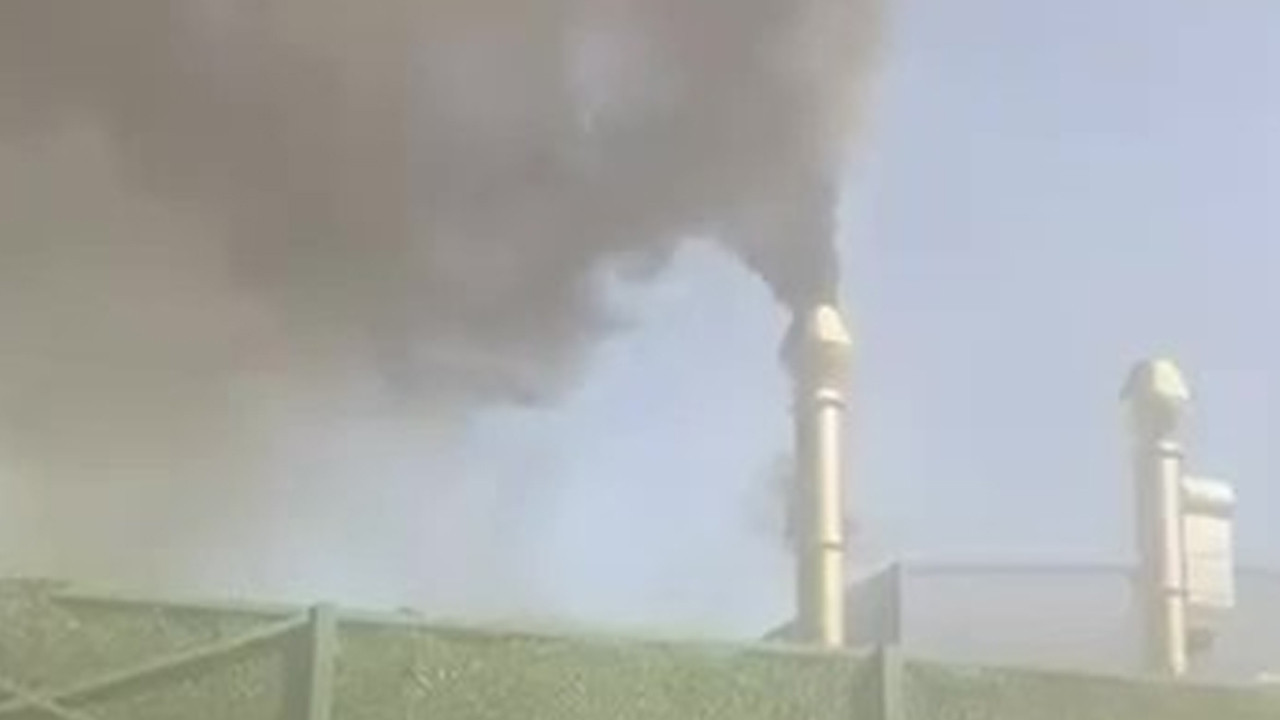 Dilovası’nda fabrikadan yükselen siyah duman tepki çekti