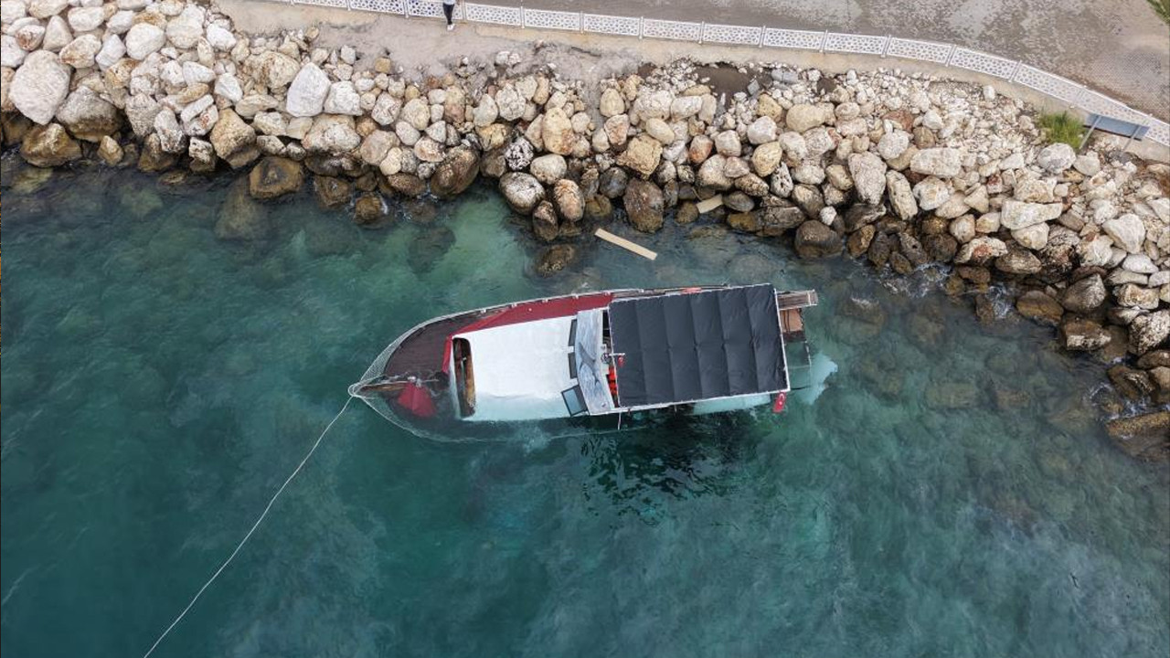 Mersin Silifke’de fırtınada kıyıya vuran tekne için kurtarma çalışması