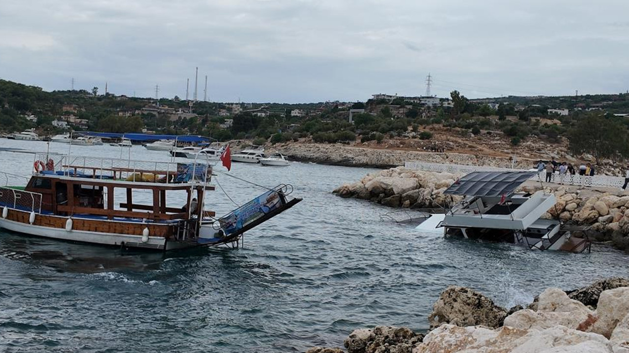 Sahilde demirli tekne sürüklendi, kısmen battı