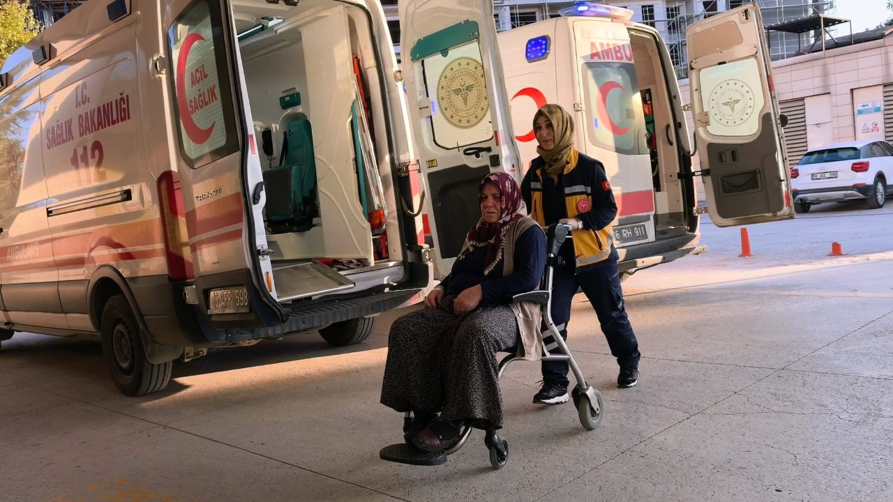 Cenazeden dönerken otomobil dere yatağına yuvarlandı: 5 yaralı