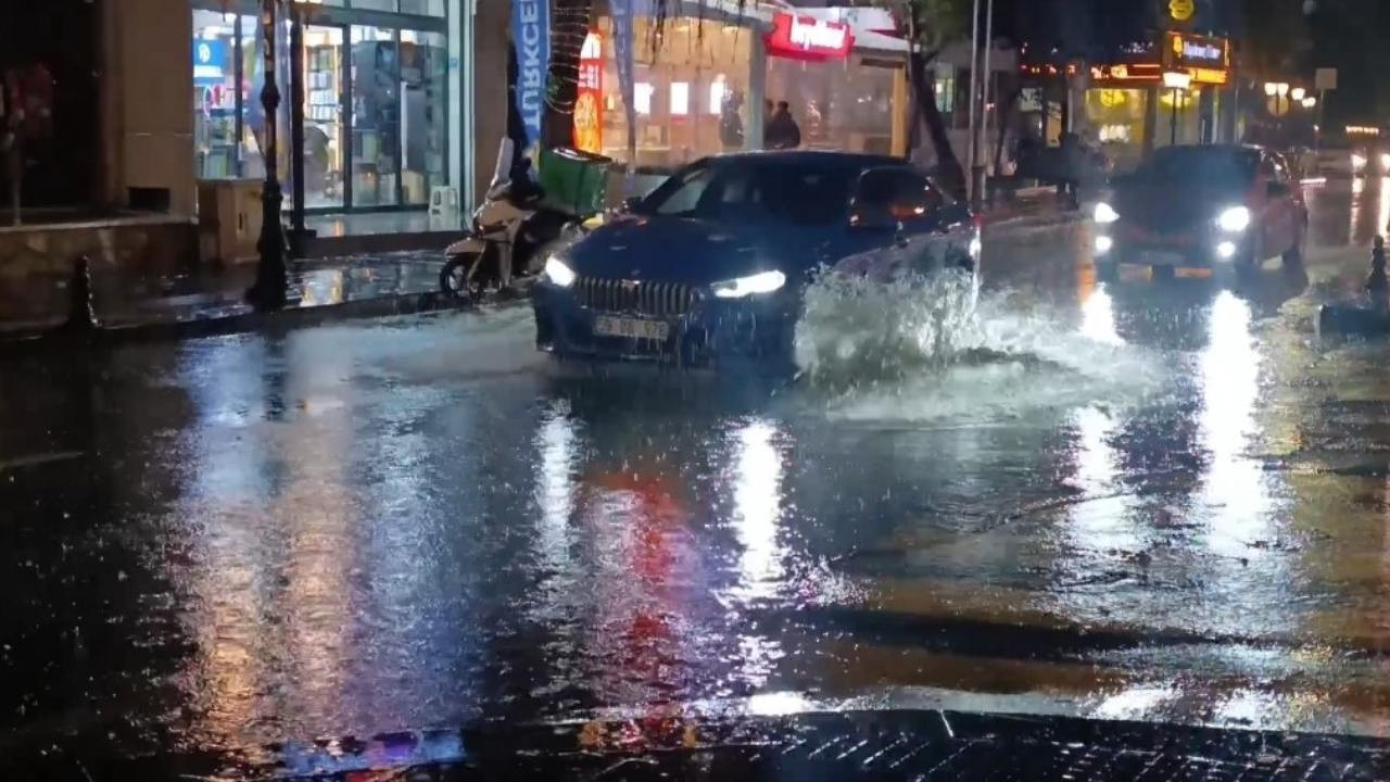 Tekirdağ'da sağanak yaşamı olumsuz etkiledi, yollar su altında kaldı
