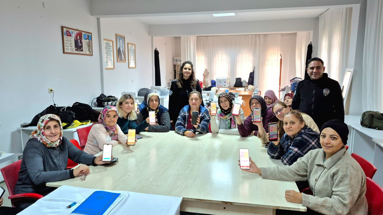 Polisten 18 vatandaşa Hayat 112 ve akran zorbalığı hakkında bilgilendirme yapıldı