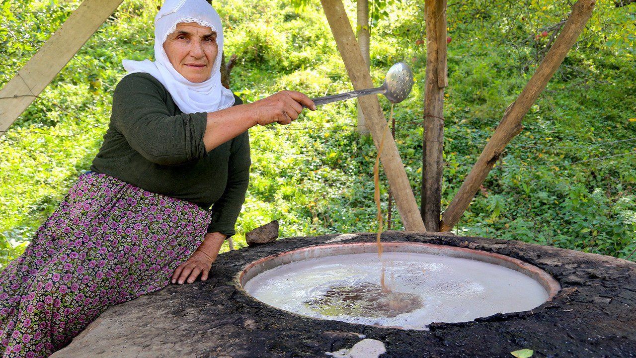 Bitlis'te üzüm pekmezi asırlardır süren gelenekle hazırlanıyor