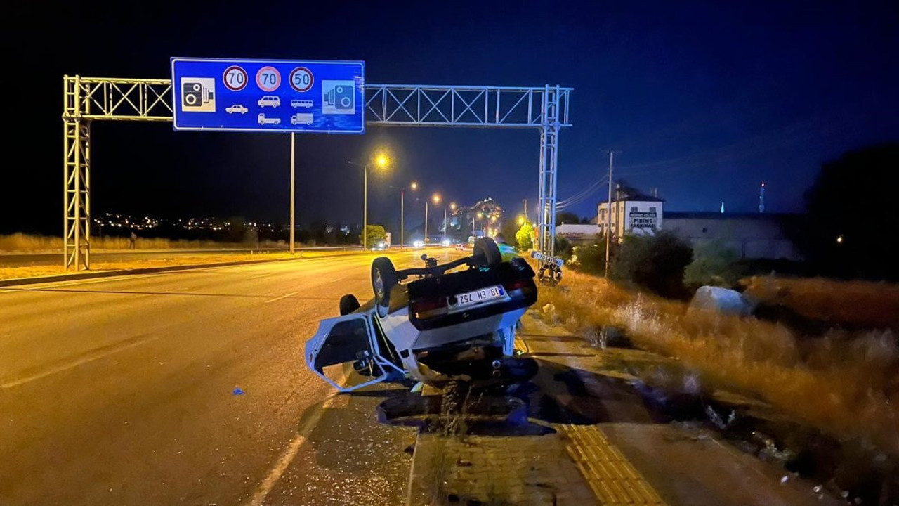 Çorum'da TIR'ın sıkıştırdığı otomobil takla attı!