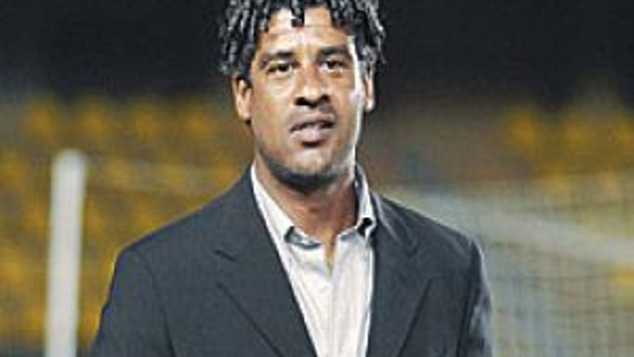 Rijkaard takım kuramıyor