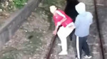 Hareket halindeki trenin önünü kestiler: İçeri alınmayınca taşladılar