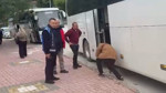Bilecik’te çevreyi kirleten tur şirketi görevlilerine çöpler toplatıldı