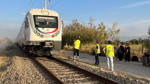 İzmir'de hemzemin geçitte tren ile traktör çarpıştı: 2 yaralı