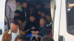 Jandarma durduğu araçta gözlerine inanamadı: 34 kaçakçı yakandı