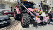 Gelin arabası pembe traktör oldu
