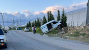 Kaza yapan kamyonet su kanalında asılı kaldı: 1 yaralı var