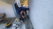 Su tahliye borusuna sıkışan yavru kedi kurtarıldı