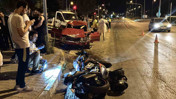 Kırmızı ışık ihlali felaket getirdi: Otomobilin &ccedil;arptığı motosikletli ağır yaralandı