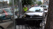 Kadıköy'de yürekleri hoplatan kaza: Otomobil, motosiklet galerisine daldı