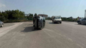 Payas&rsquo;ta &ccedil;arpışmayla yan yatan otomobilin s&uuml;r&uuml;c&uuml;s&uuml; yaralandı