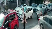 Trafikte dehşet: 7 aylık bebeğin bulunduğu aracın önünü kesip çifte saldırdılar