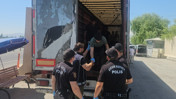 Erzincan’da tır dorsesinde 11 düzensiz göçmen yakalandı
