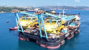 Dünyanın en büyük üçüncü vinç gemisi, İstanbul Boğazı’ndaki geçişini tamamladı