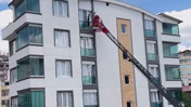Güvercin balkon korkuluğuna sıkıştı: İtfaiyeciler kurtardı