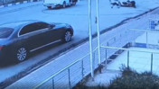 El freni unutulan araç kendiliğinde hareket etti: Görenler faciayı önlemek için peşinden koştu