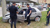 Kontrolden çıkan otomobil elektrik direğine çarptı: Sürücü araçta sıkıştı