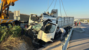 Çanakkale'de kamyon bariyerlere çarptı: 2 kişi hayatını kaybetti