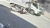 Kamyonetle motosiklet birbirine girdi: 2 yaralı var