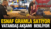 Esnaf gramla satıyor, vatandaş akşamı bekliyor: Pazarlarda &uuml;r&uuml;n bol, cepler boş