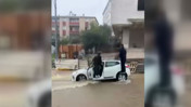 Çöken yolda flaş hareket: Sürücü ve yolcudan ilginç önlem
