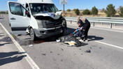 Ters yönde emniyet şeridinden ilerliyordu: Minibüsle kafa kafaya çarpıştı