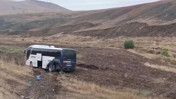 Sivas'ta yolcular dehşeti yaşadı: Otobüs tarlaya daldı: Çok sayıda yaralı var