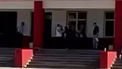Saniyelerle yarışan öğrenci okul merdivenlerinde fenalaştı