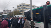 Kocaeli İzmit’te tramvayın çarptığı kadınlardan biri hayatını kaybetti