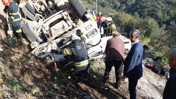 Kocaeli'de, kamyon şarampole devrildi. 1 kişi öldü