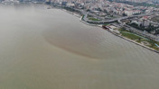 İzmir Körfezi'ne çamur aktı. Denizin rengi değişti