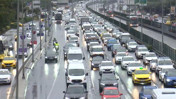 Yağmur İstanbul trafiğini felç etti! Bazı yollar tamamen kilitlendi