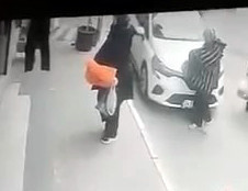 İstanbul&rsquo;da bayramlık vurgunu: &Ccedil;ikolata ve kıyafetleri &ccedil;aldılar - Resim : 1