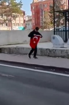 Helal olsun sana çocuk: “Bayrağı yerde gördüm. Gönlüm el vermedi” - Resim : 3
