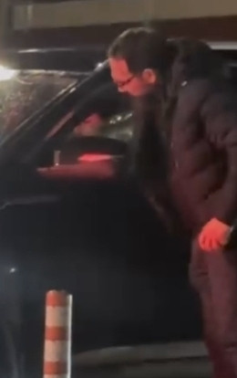 İstanbul’da trafik magandası yine iş başındaydı: Kadın sürücü korku dolu anlar yaşandı. Dirseği ile camı kırdı - Resim : 1