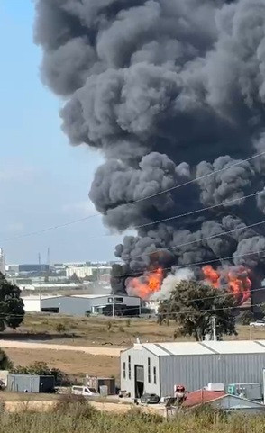 Siyah dumanlar şehri kapladı: Gebze’de iki depo alev alev yanıyor - Resim : 1