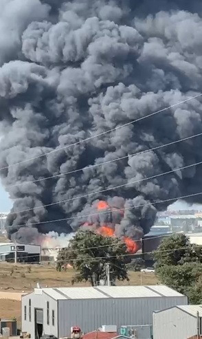 Siyah dumanlar şehri kapladı: Gebze’de iki depo alev alev yanıyor - Resim : 2