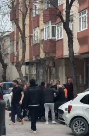 Pide i&ccedil;in park yeri kavgası: Tekmeler ve yumruklar konuştu - Resim : 2