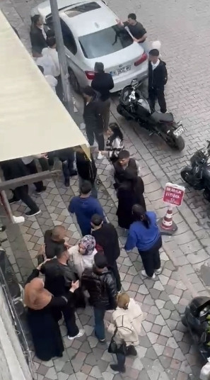 Sokak savaş alanına döndü: Aileler birbirine girdi: Polis biber gazı kullandı - Resim : 2
