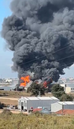 Siyah dumanlar şehri kapladı: Gebze’de iki depo alev alev yanıyor - Resim : 3