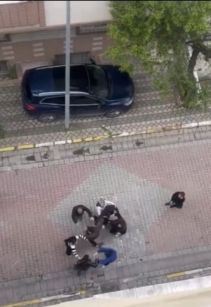 Sokak savaş alanına döndü: Aileler birbirine girdi: Polis biber gazı kullandı - Resim : 1